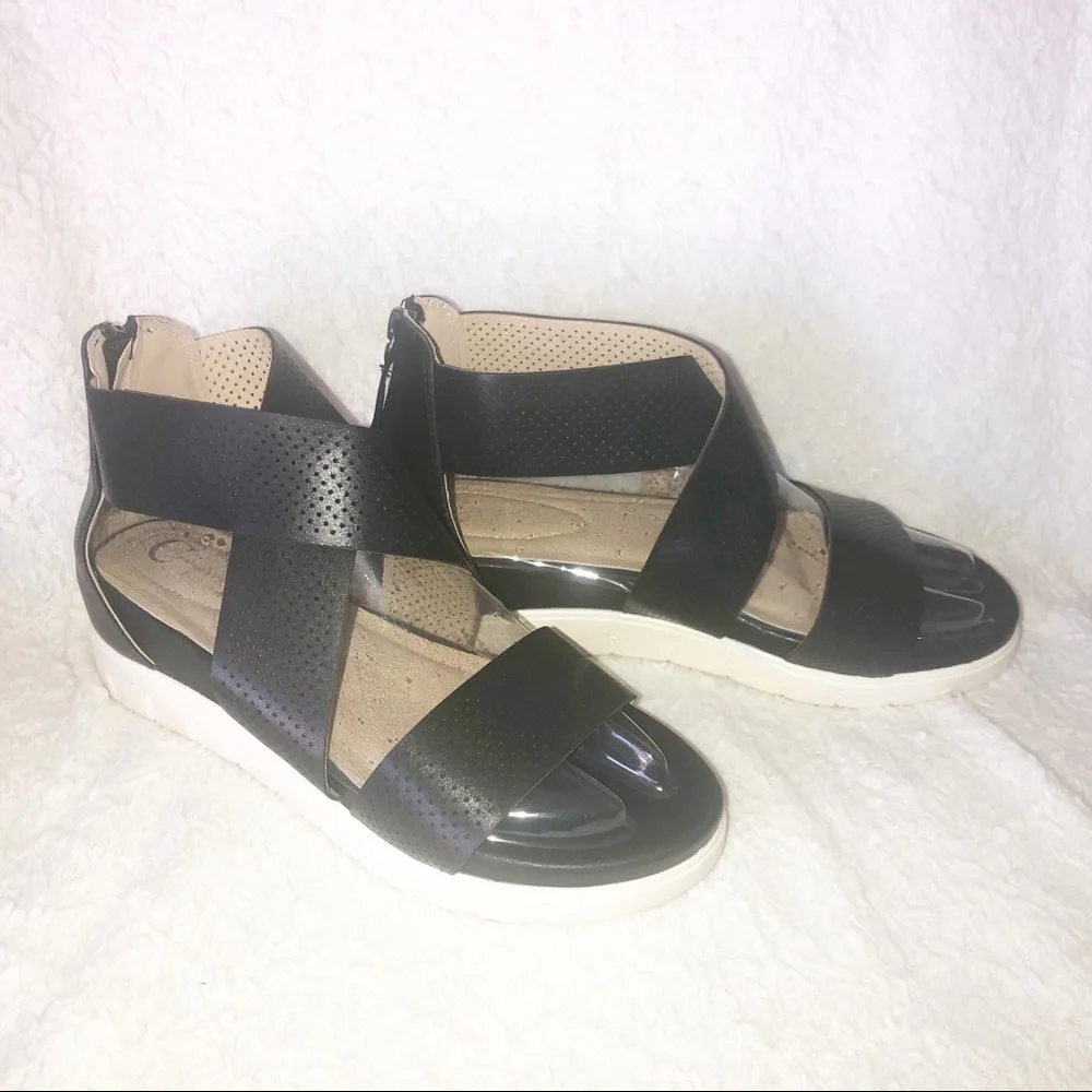 New Comfort 1946 criss-cross sandals.